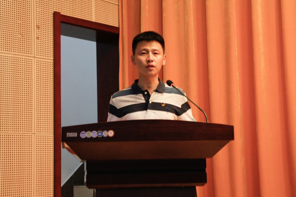 吉林农业科技学院团委书记陈春雨代表兄弟院校团委致贺词