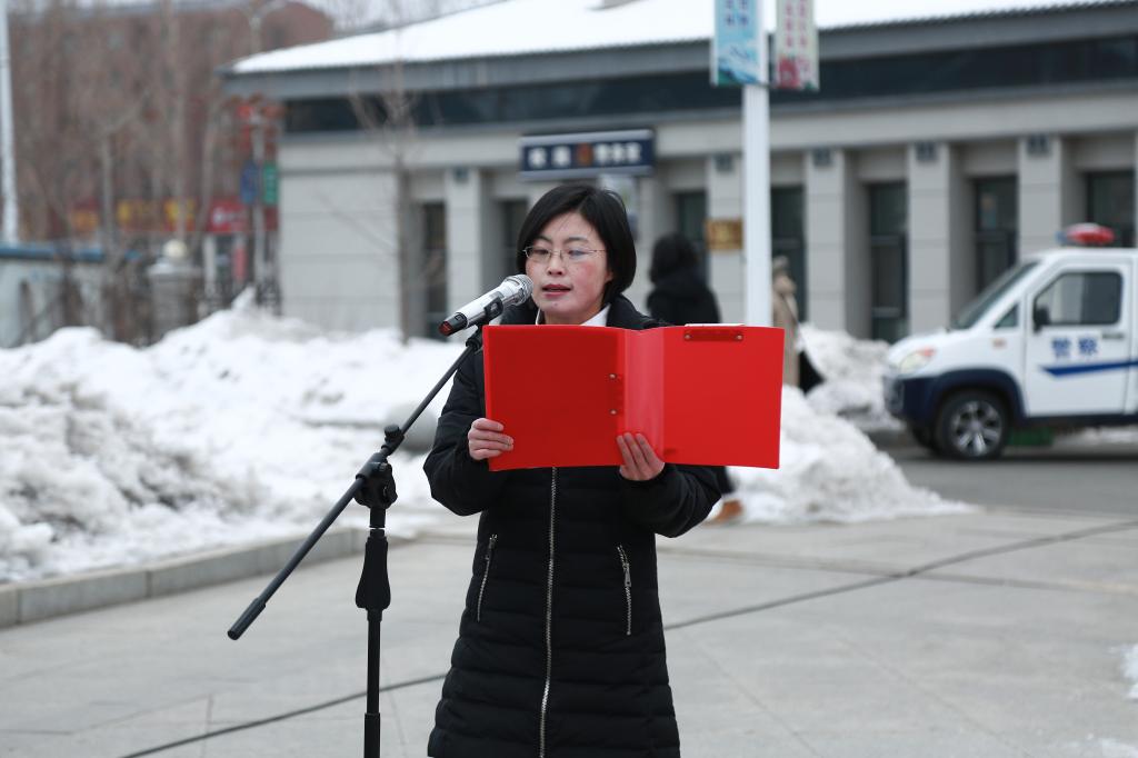 团委书记于威做国旗下发言