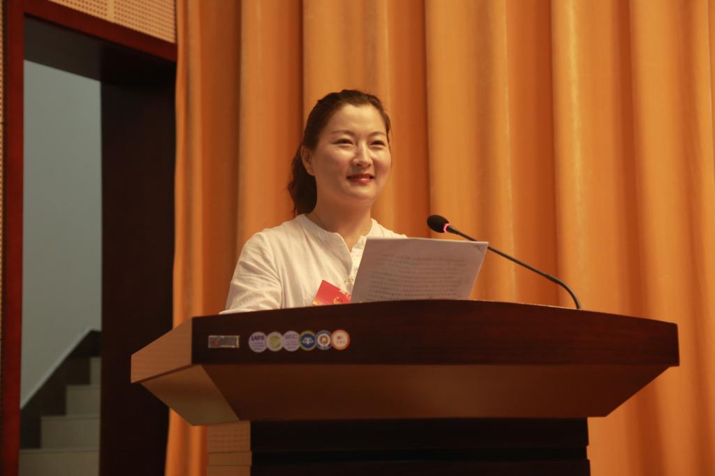 主席团成员张慧茹宣读共青团吉林省委贺信