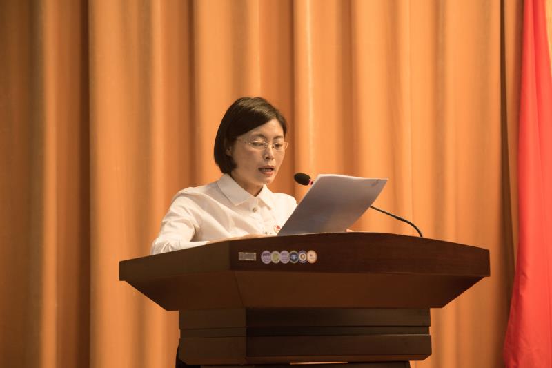 主席团成员于威主持开幕式