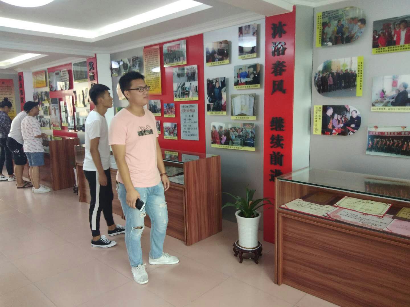 学习筑梦小组成员参观社区“新时代传习所”